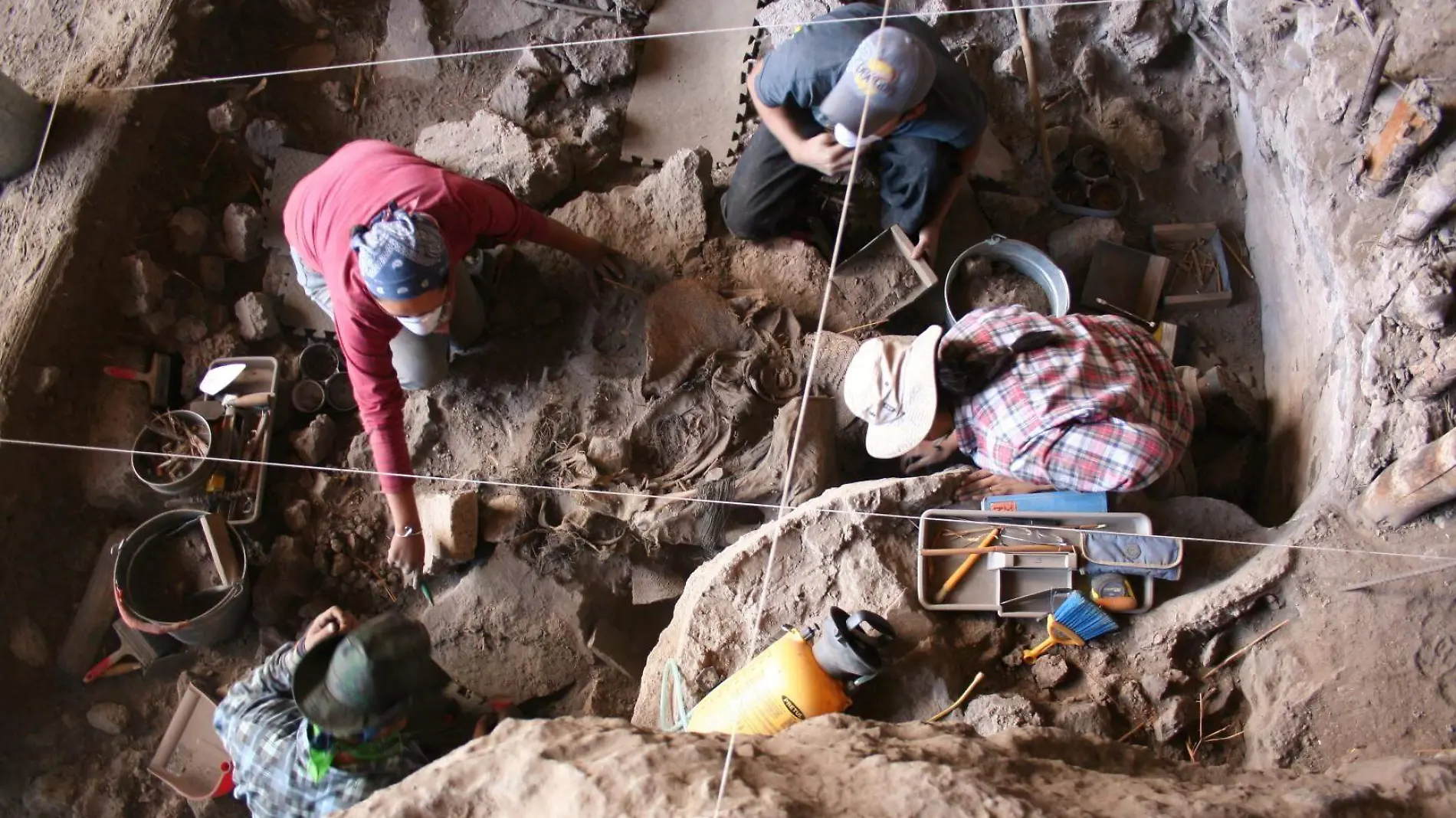 Cueva de Ochoa 3 . momia en proceso de  excavacion